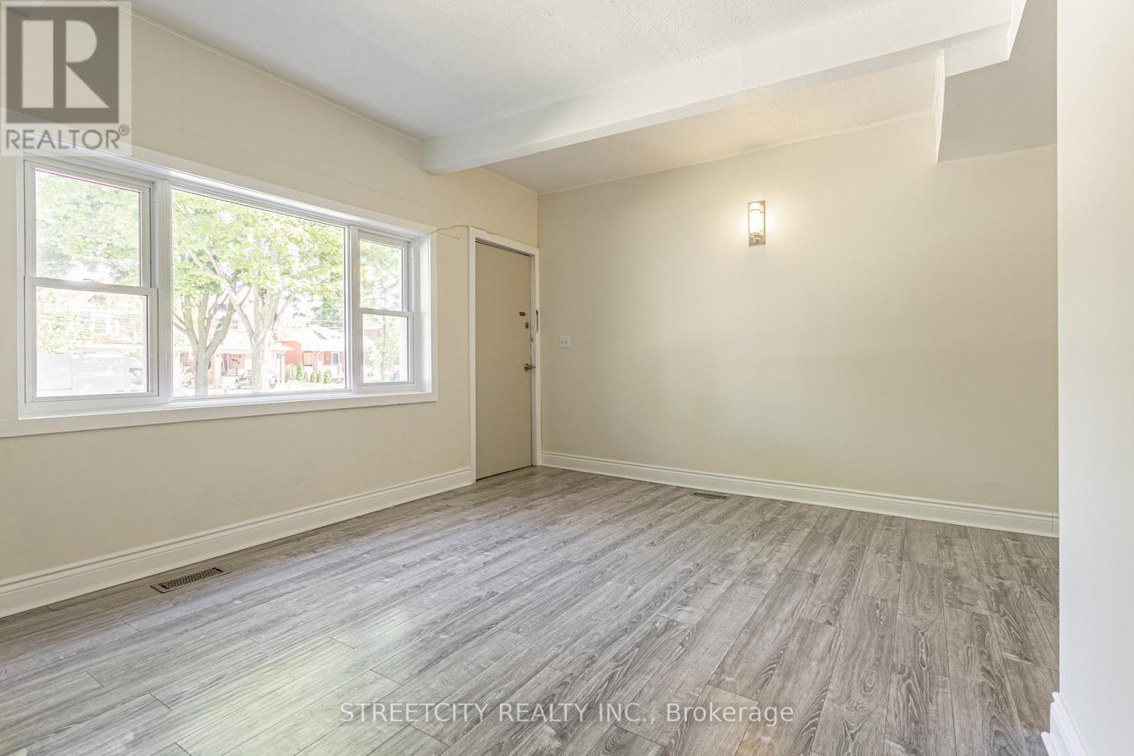 379 Central Avenue, London East, Ontario  N6B 2E3 - Photo 4 - X12910566