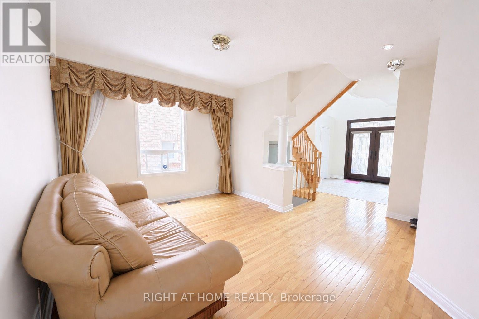 31 Acara Court, Toronto, Ontario  M1T 3W9 - Photo 3 - E12910686