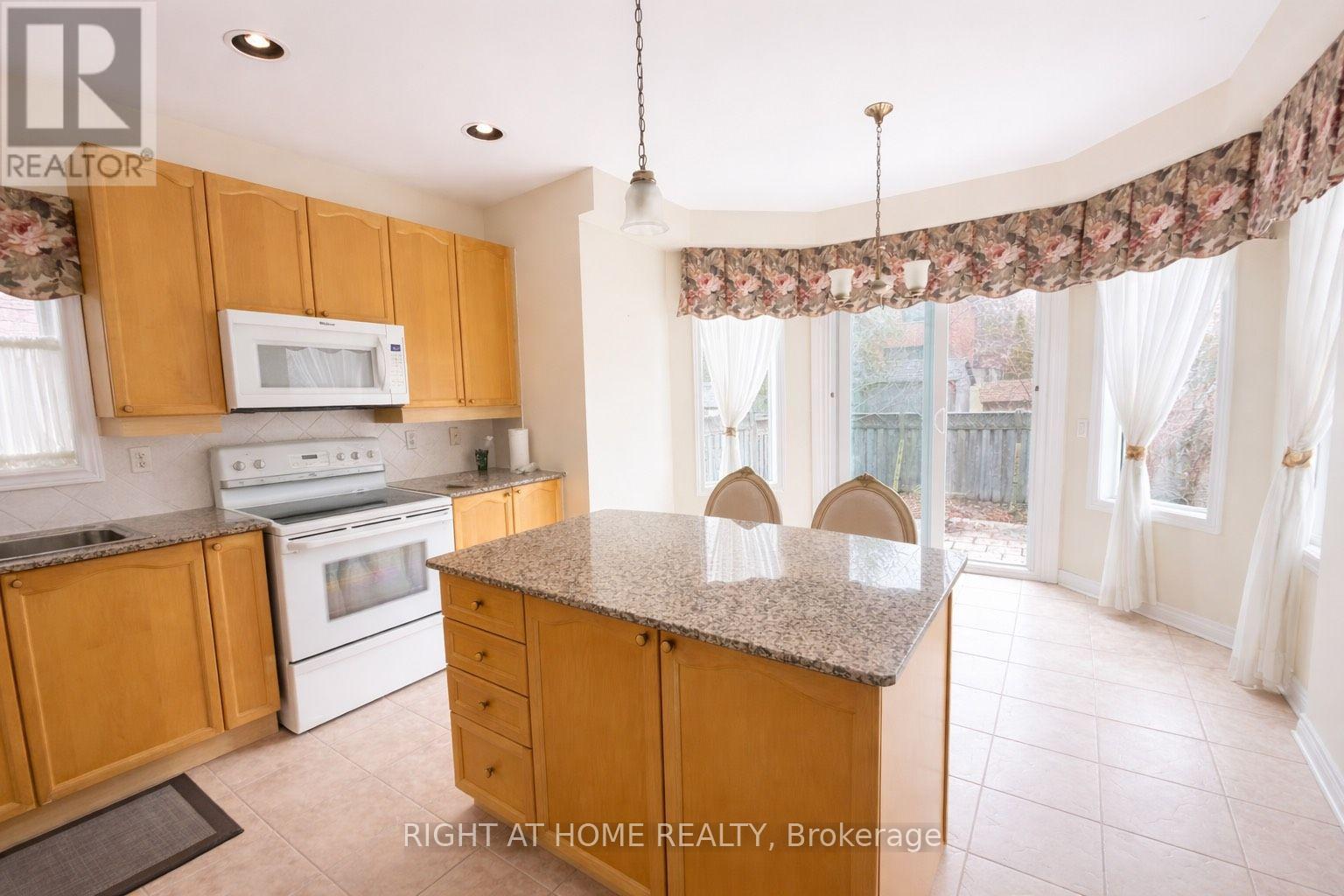 31 Acara Court, Toronto, Ontario  M1T 3W9 - Photo 5 - E12910686