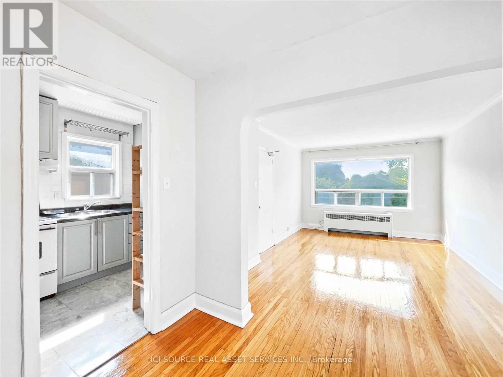 2 - 116 Eastwood Road, Toronto, Ontario  M4L 2C9 - Photo 14 - E12910716