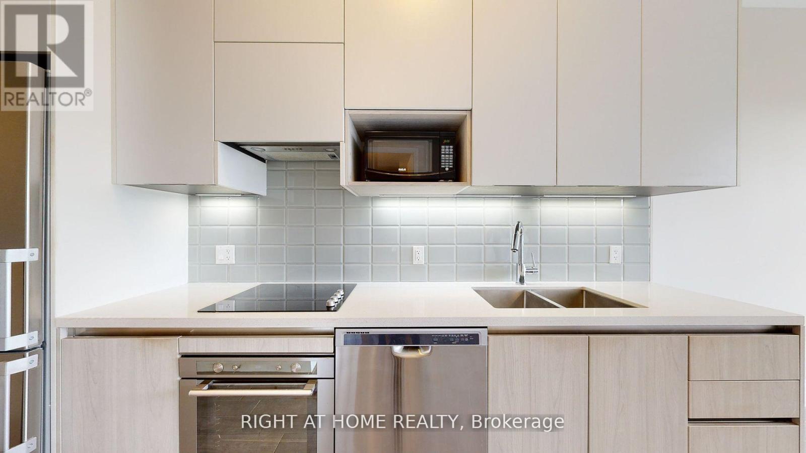 827 - 15 Water Walk Drive, Markham, Ontario  L6G 0G2 - Photo 6 - N12910636