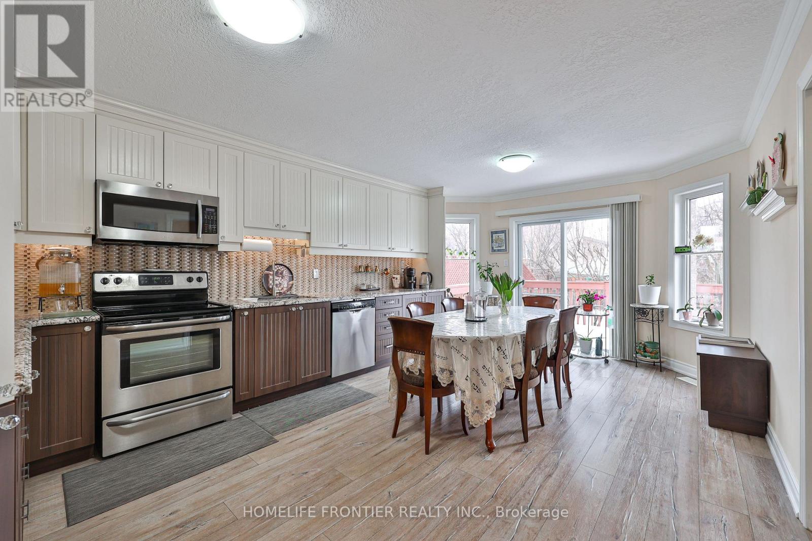 30 Saint Avenue, Bradford West Gwillimbury (Bradford), Ontario  L3Z 3E6 - Photo 11 - N12910692