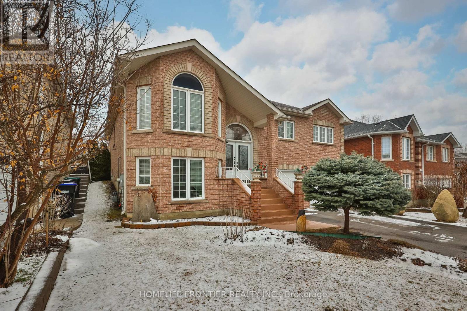 30 Saint Avenue, Bradford West Gwillimbury (Bradford), Ontario  L3Z 3E6 - Photo 2 - N12910692