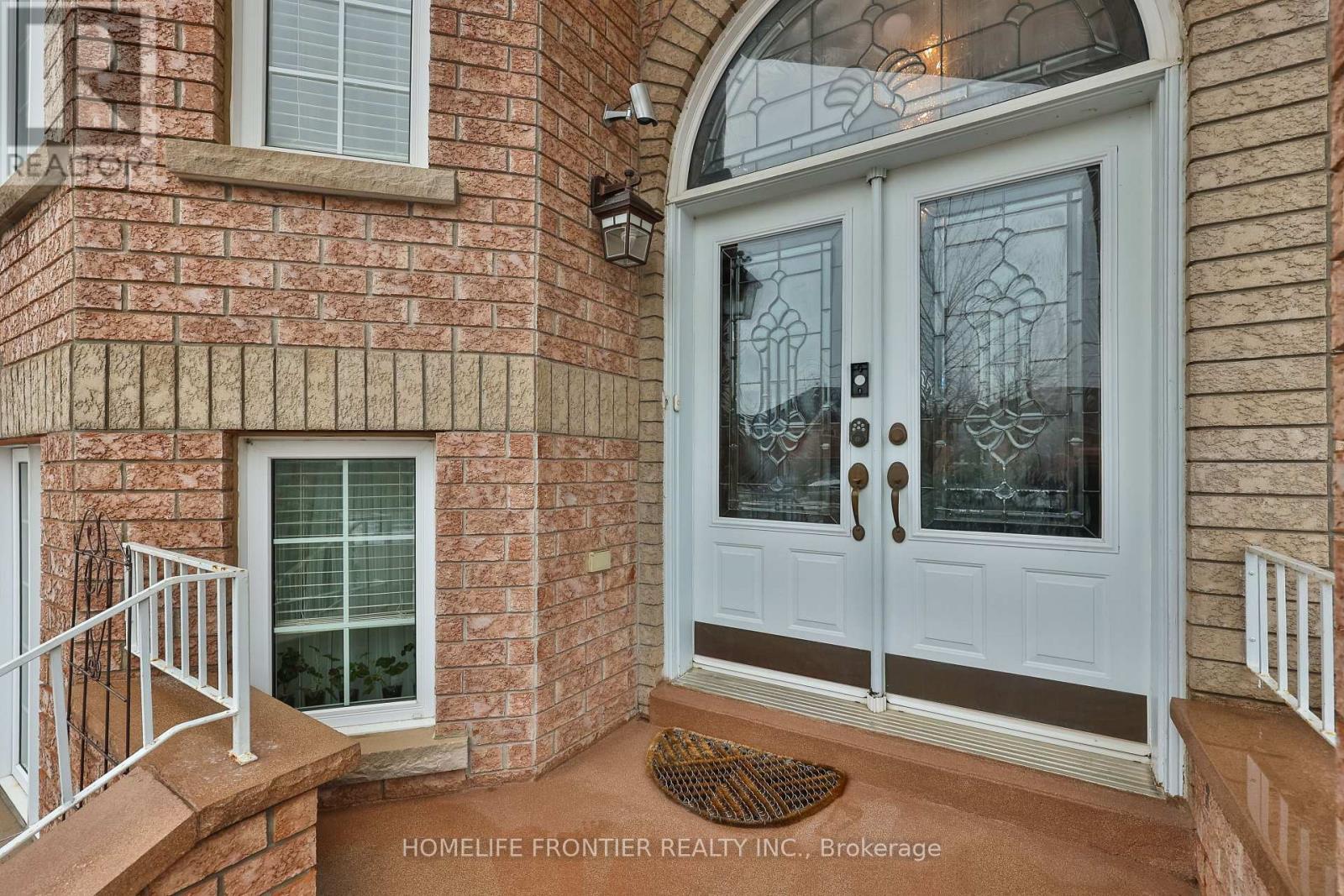 30 Saint Avenue, Bradford West Gwillimbury (Bradford), Ontario  L3Z 3E6 - Photo 3 - N12910692