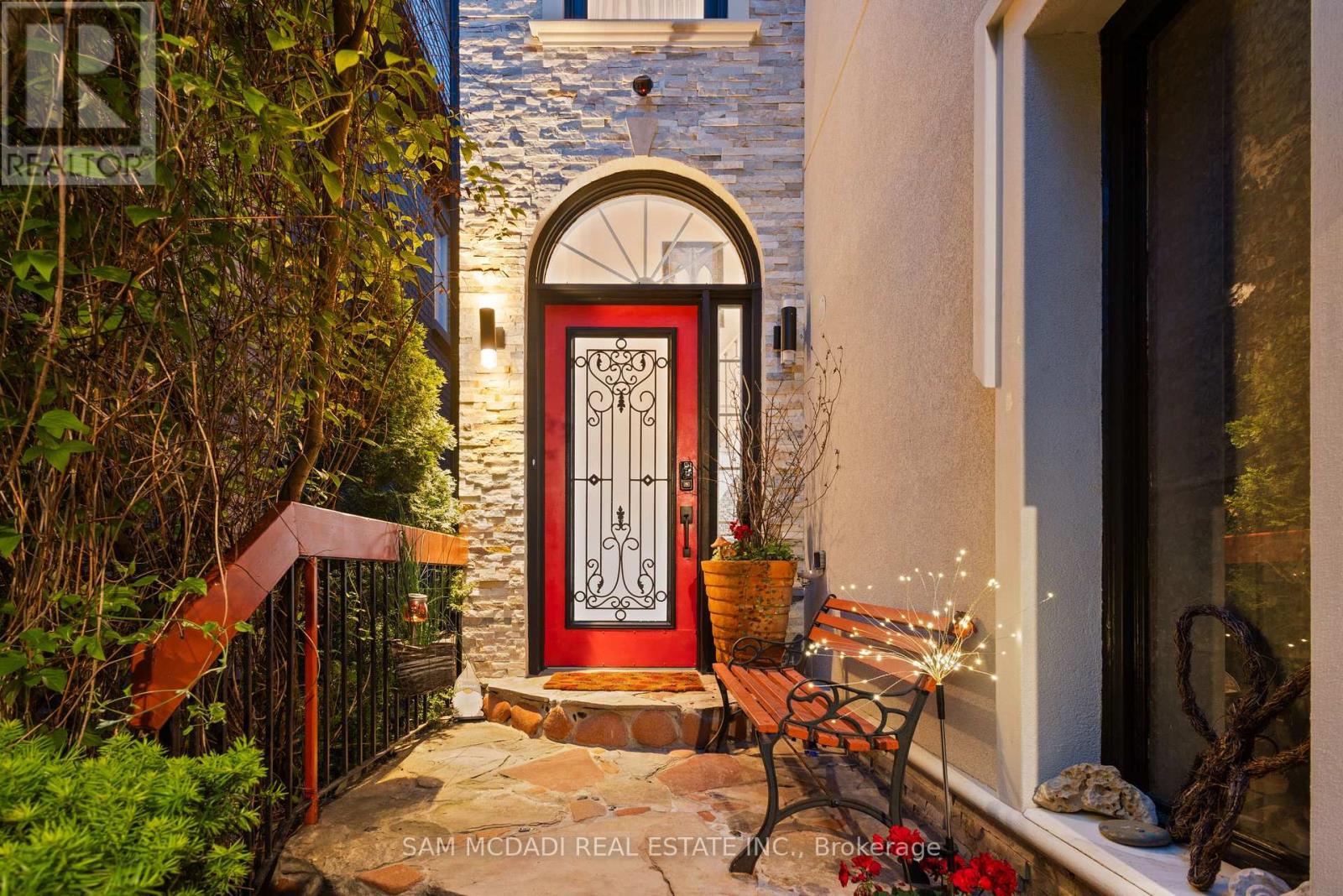 6074 Leeside Crescent, Mississauga, Ontario  L5M 5K6 - Photo 3 - W12910650