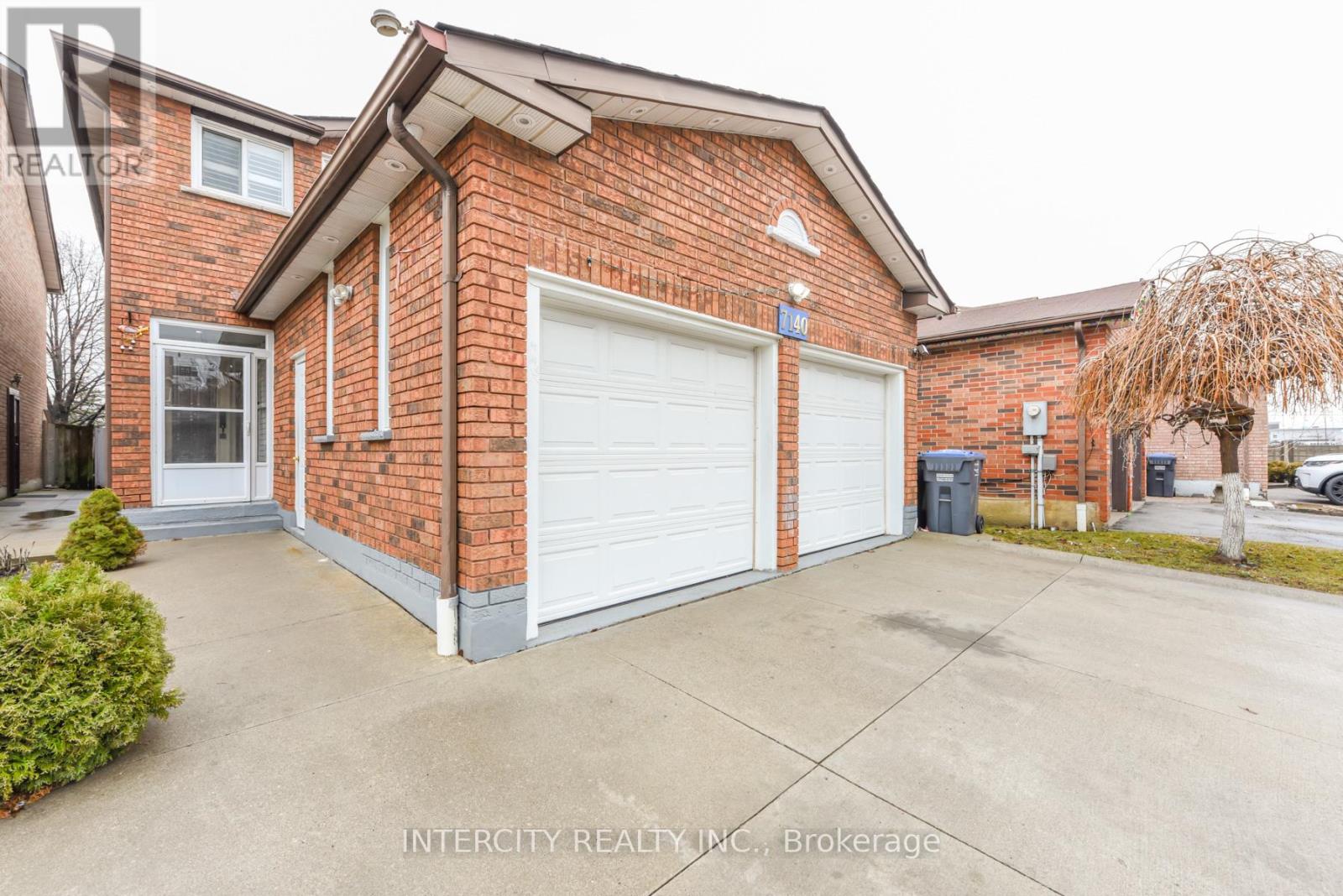 7140 Dalewood Drive, Mississauga, Ontario  L4T 4E9 - Photo 3 - W12910666