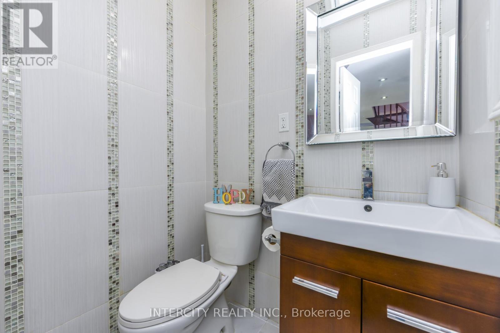 7140 Dalewood Drive, Mississauga, Ontario  L4T 4E9 - Photo 8 - W12910666