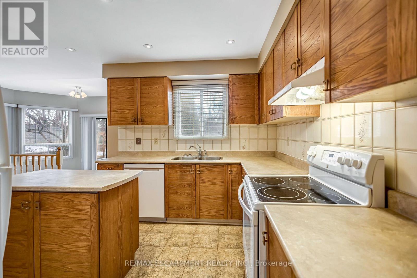 4037 Chadburn Crescent, Mississauga, Ontario  L5L 3X3 - Photo 11 - W12910718