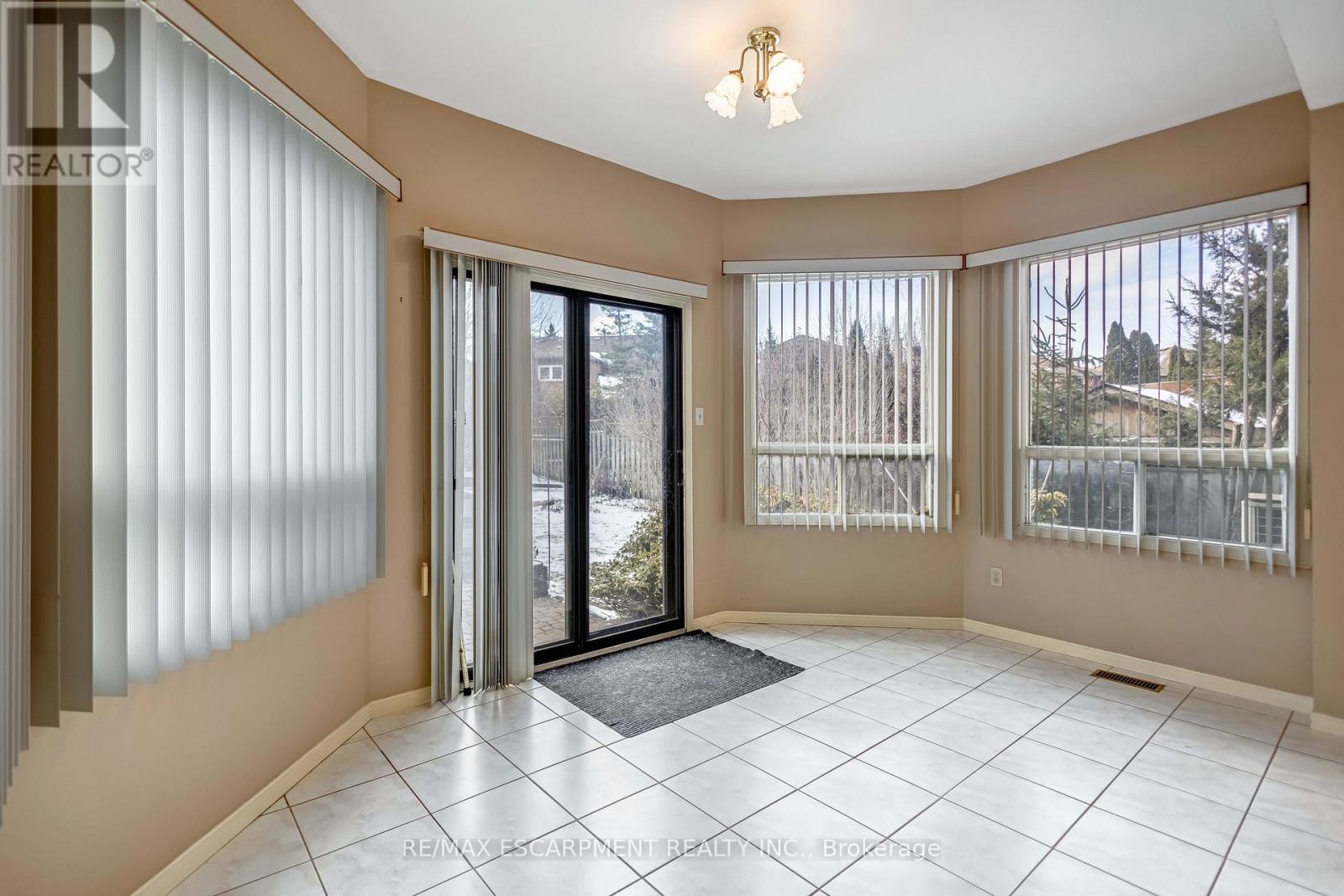 4037 Chadburn Crescent, Mississauga, Ontario  L5L 3X3 - Photo 14 - W12910718