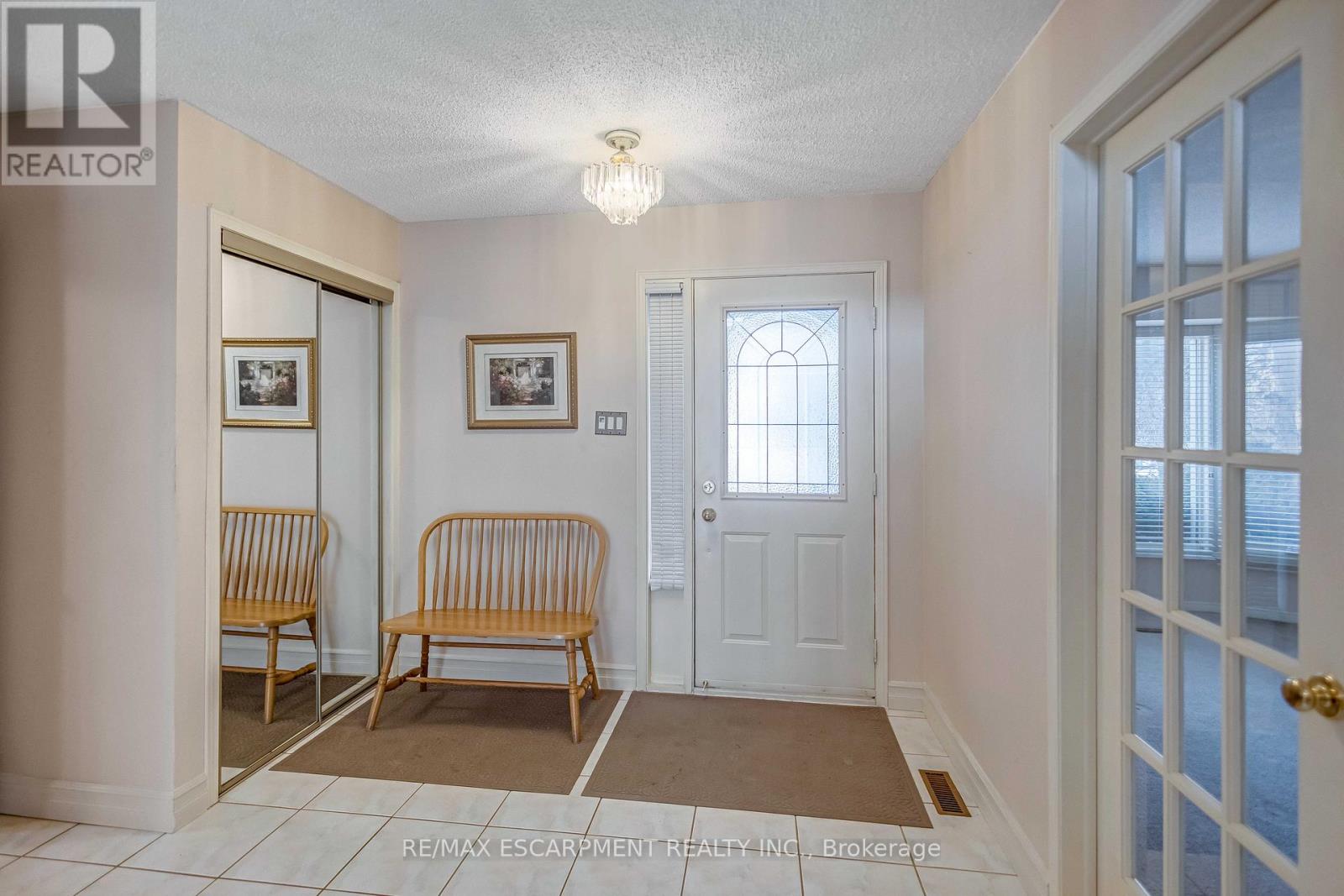 4037 Chadburn Crescent, Mississauga, Ontario  L5L 3X3 - Photo 4 - W12910718