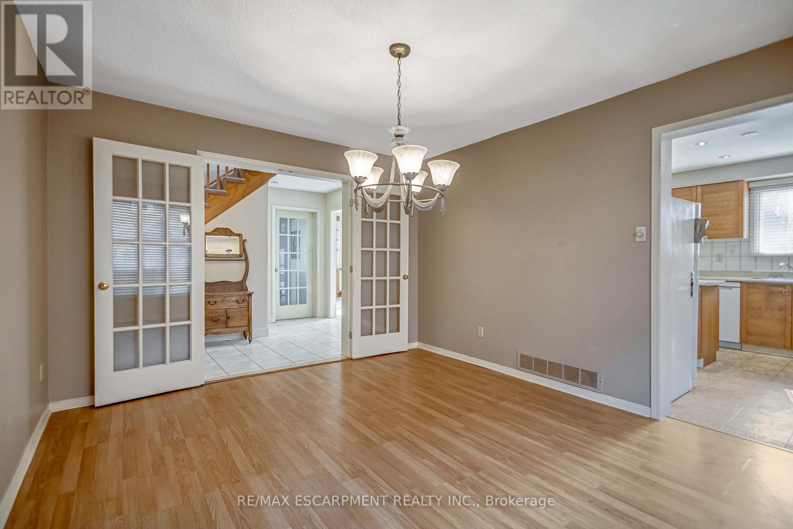 4037 Chadburn Crescent, Mississauga, Ontario  L5L 3X3 - Photo 6 - W12910718