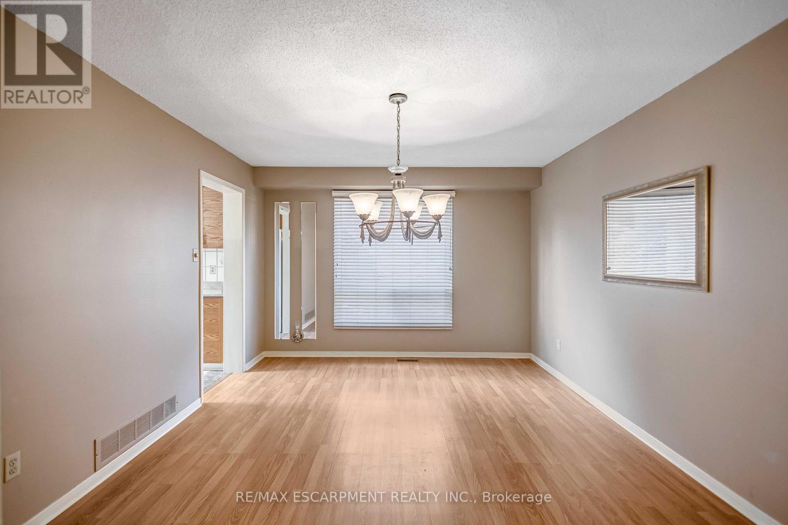 4037 Chadburn Crescent, Mississauga, Ontario  L5L 3X3 - Photo 7 - W12910718