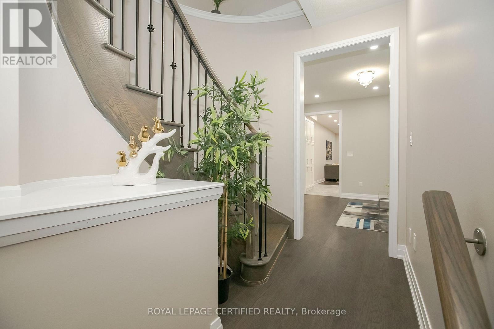 32 Dalbeattie Drive, Brampton, Ontario  L6Y 6H6 - Photo 4 - W12910746