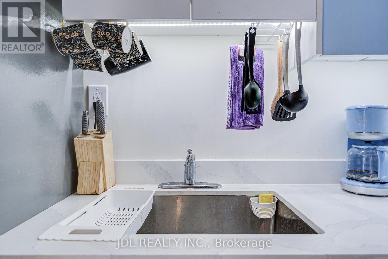 3 - 5 Sorauren Avenue, Toronto, Ontario  M6R 2C6 - Photo 4 - W12910784