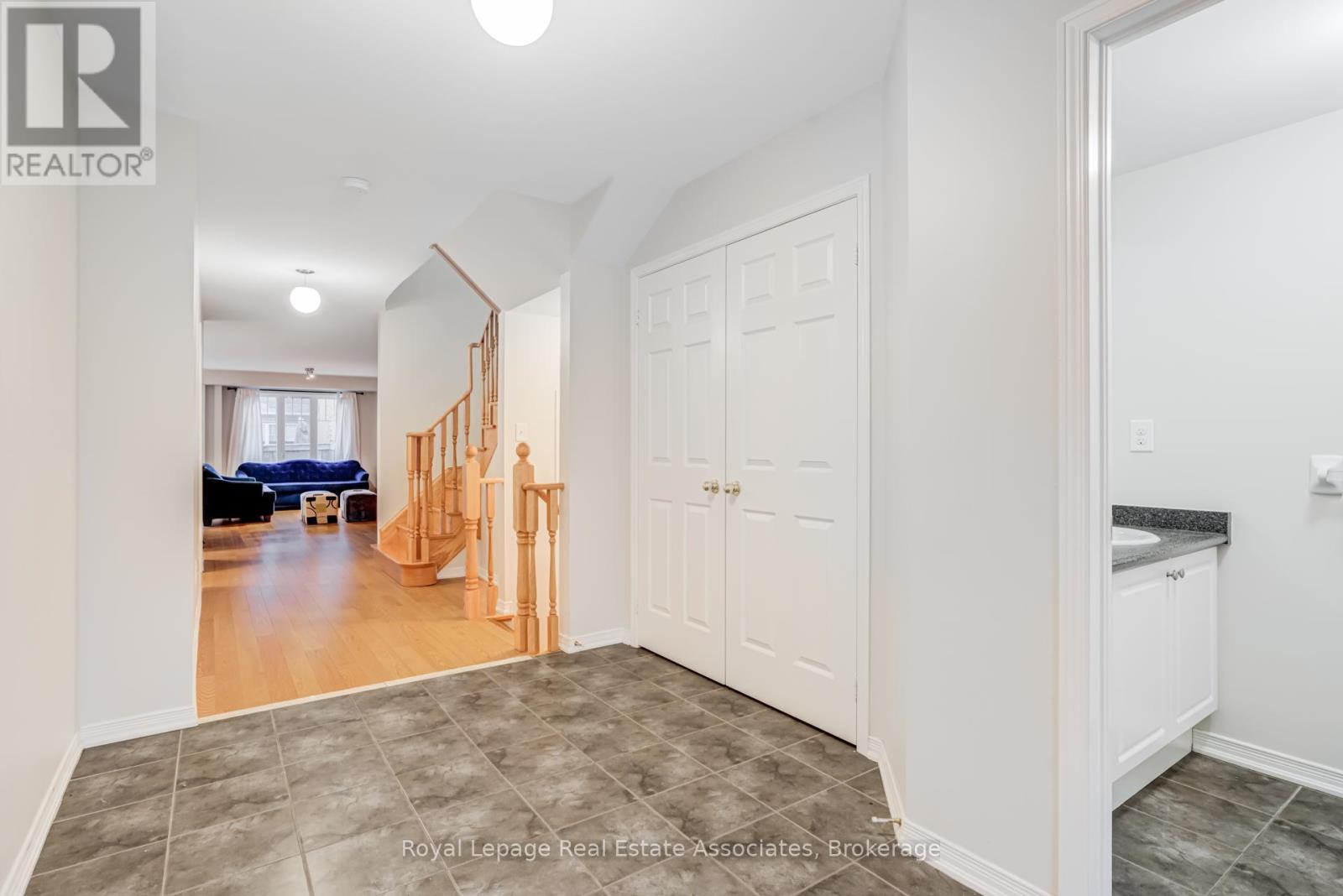 1315 Brandon Terrace, Milton, Ontario  L9T 7R3 - Photo 4 - W12910806