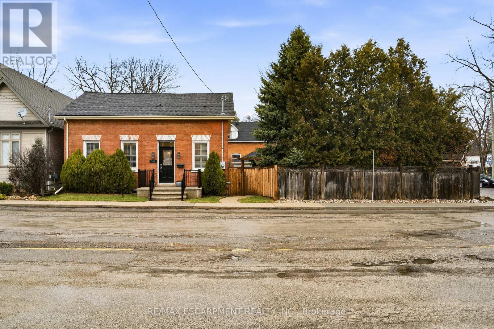 243 HATT STREET, Hamilton, Ontario
