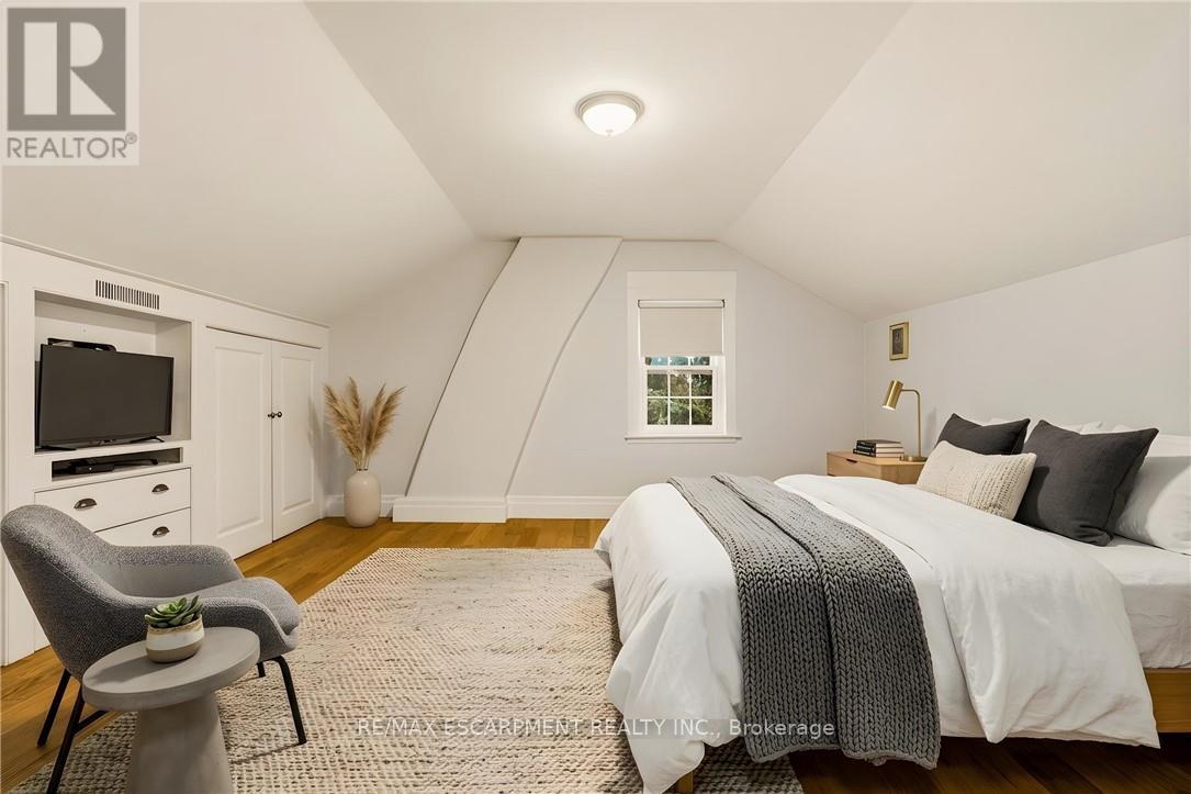 243 Hatt Street, Hamilton, Ontario  L9H 2H1 - Photo 14 - X12910610