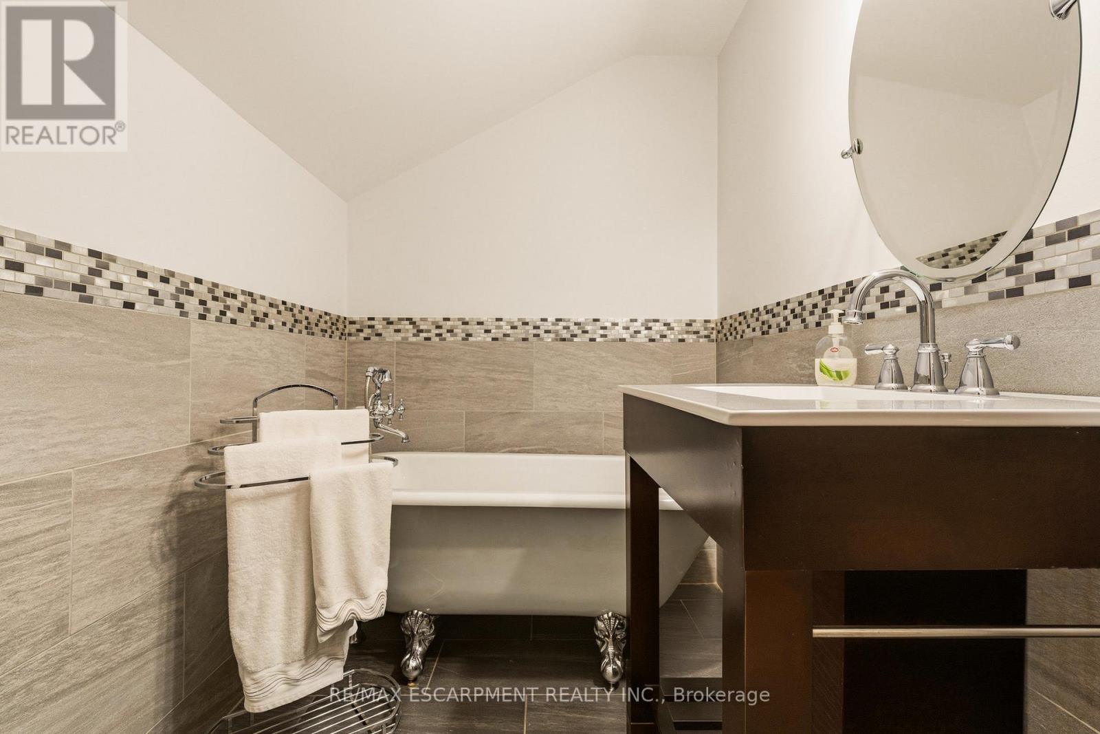 243 Hatt Street, Hamilton, Ontario  L9H 2H1 - Photo 15 - X12910610