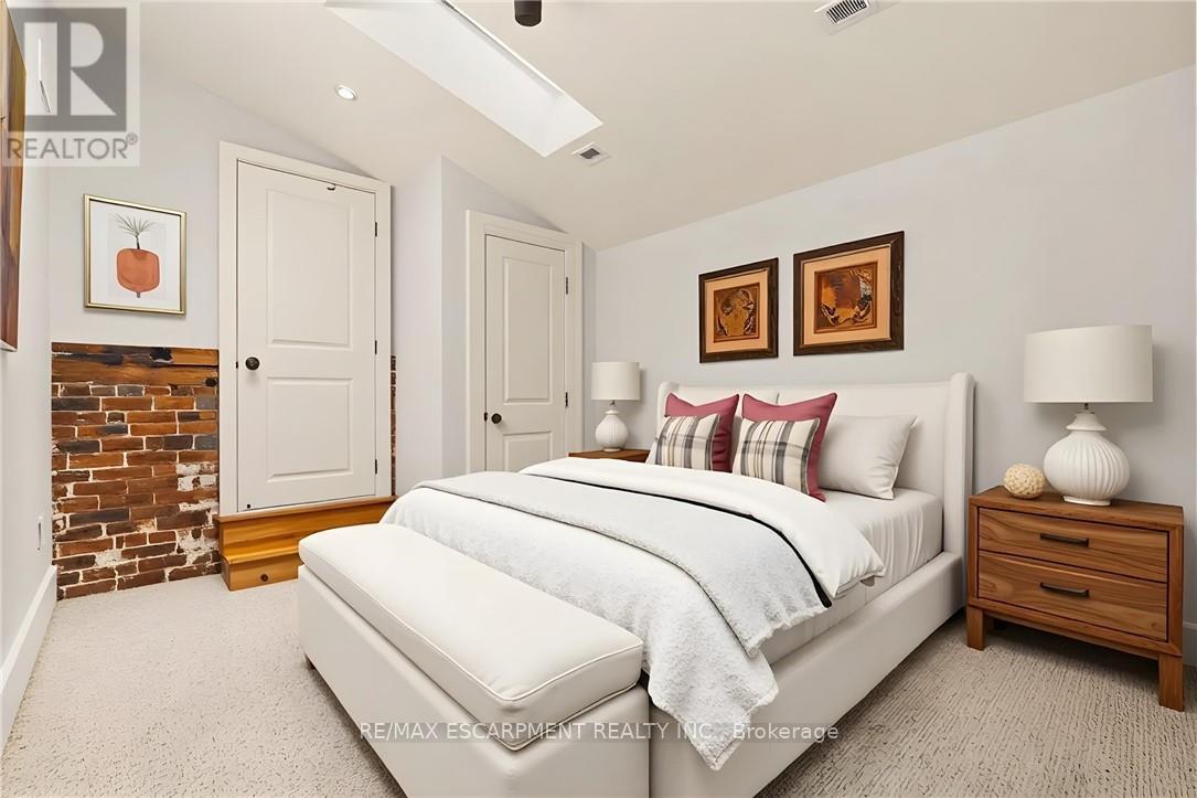 243 Hatt Street, Hamilton, Ontario  L9H 2H1 - Photo 18 - X12910610