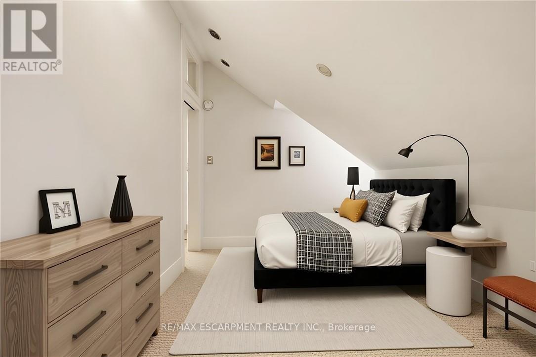 243 Hatt Street, Hamilton, Ontario  L9H 2H1 - Photo 19 - X12910610