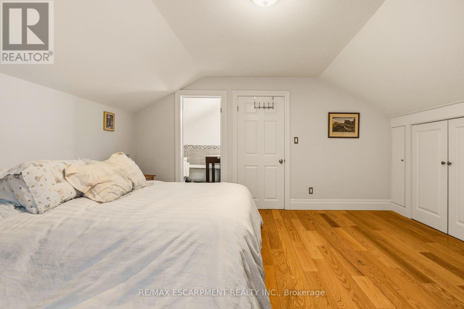 243 Hatt Street, Hamilton, Ontario  L9H 2H1 - Photo 33 - X12910610