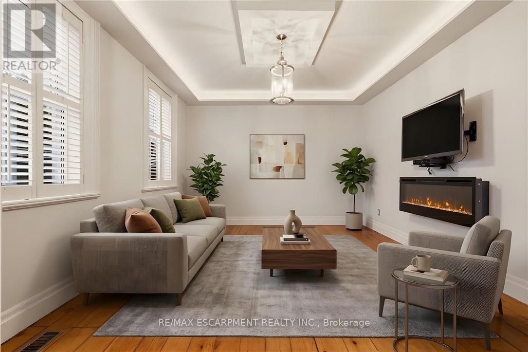 243 Hatt Street, Hamilton, Ontario  L9H 2H1 - Photo 5 - X12910610