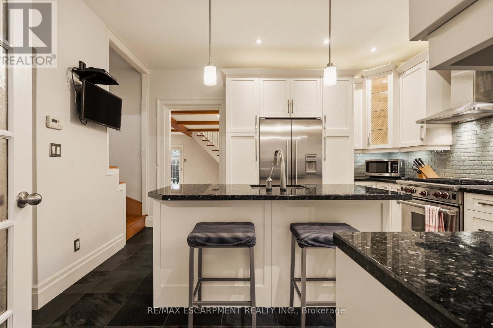 243 Hatt Street, Hamilton, Ontario  L9H 2H1 - Photo 7 - X12910610