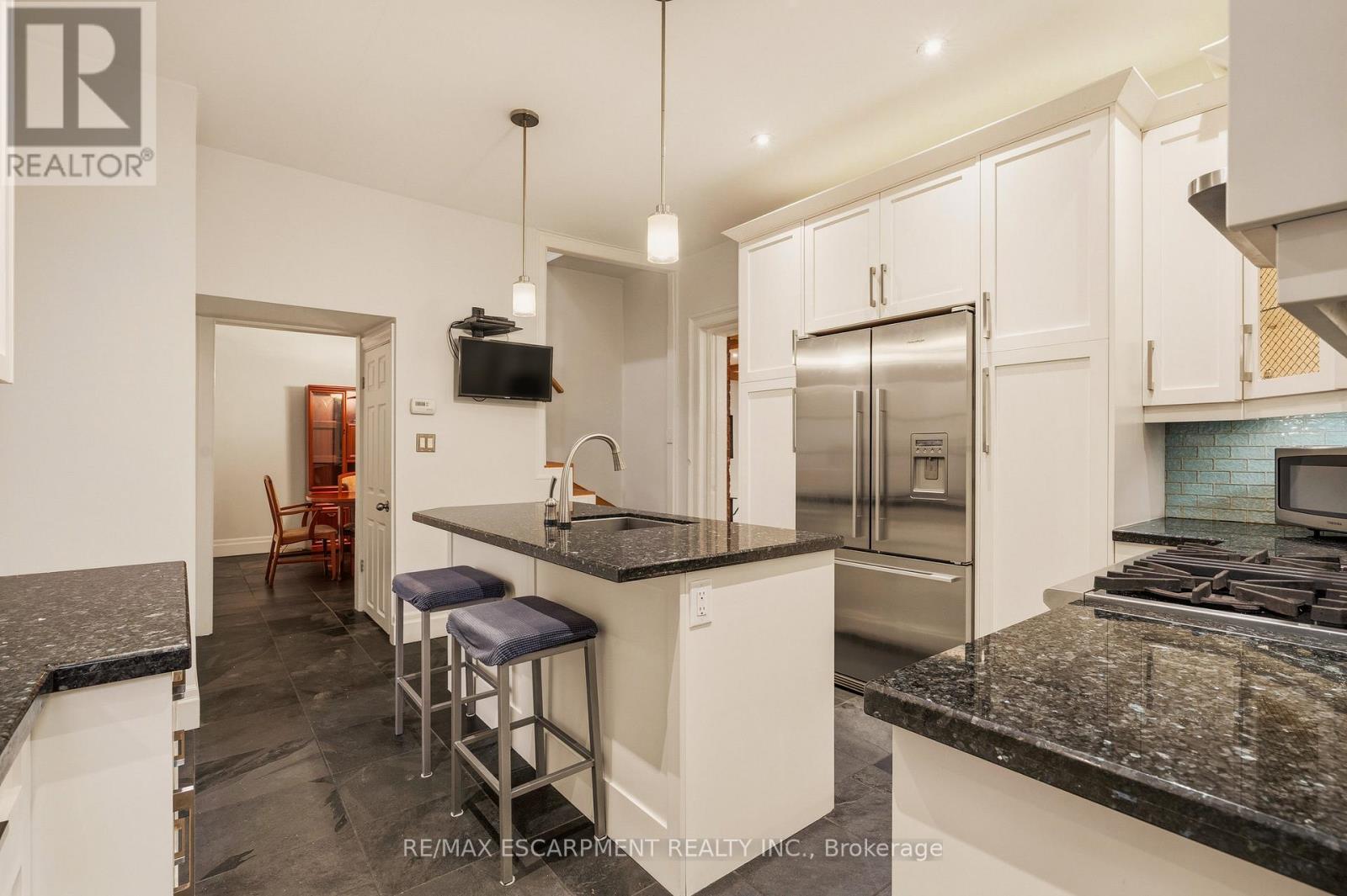 243 Hatt Street, Hamilton, Ontario  L9H 2H1 - Photo 9 - X12910610