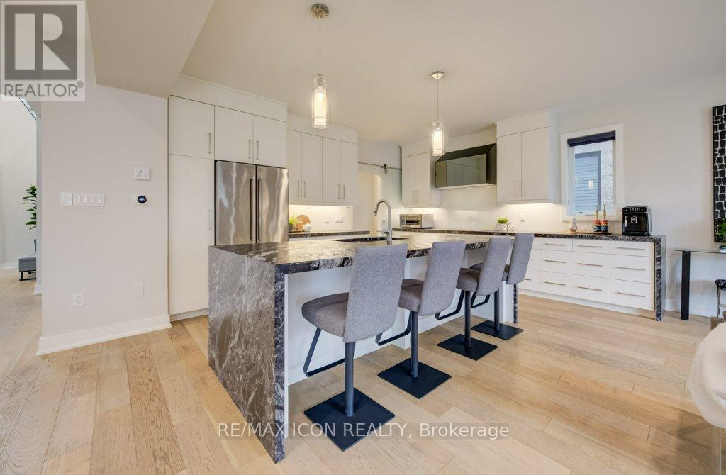 204 Carriage Way, Waterloo, Ontario  N2K 0C6 - Photo 3 - X12910780