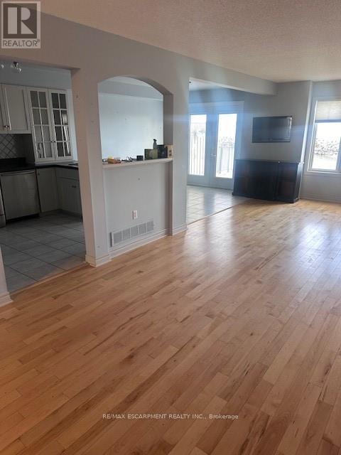 6 - 85 Edgewater Drive, Hamilton, Ontario  L8E 4Z2 - Photo 9 - X12433915