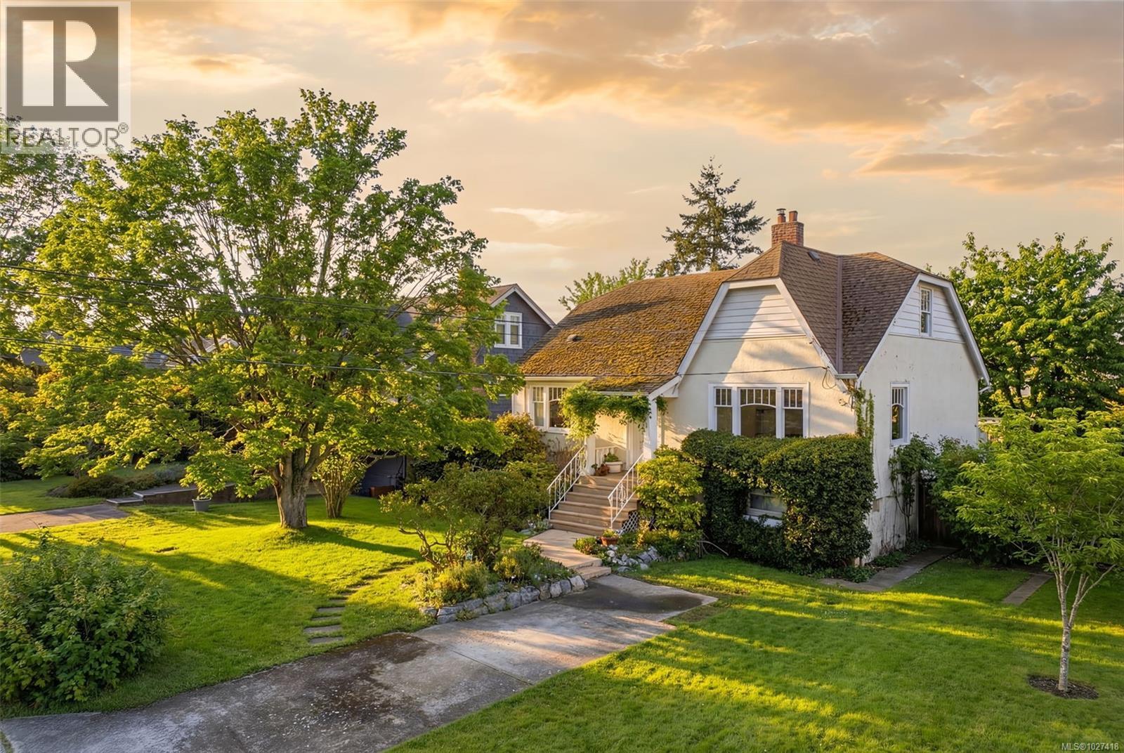 1043 Roslyn Rd, Oak Bay, British Columbia