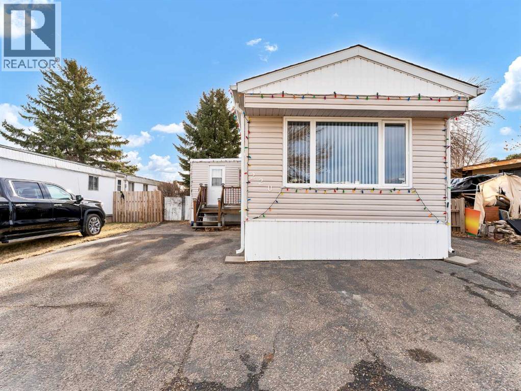 220 Fairchild Street Sw, Medicine Hat, Alberta  T1A 7Z7 - Photo 2 - A2285254