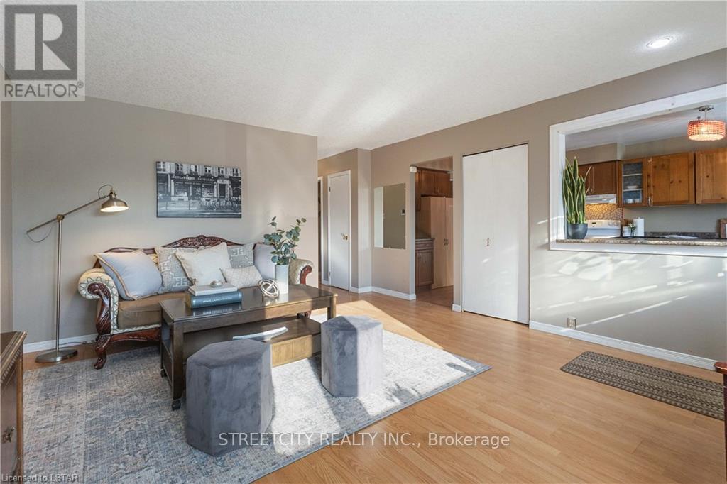 95 Kinburn Crescent, London South, Ontario  N6E 1J3 - Photo 2 - X12910938