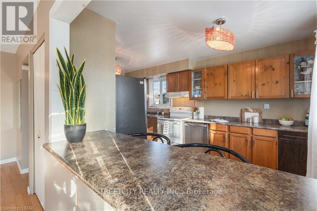 95 Kinburn Crescent, London South, Ontario  N6E 1J3 - Photo 4 - X12910938