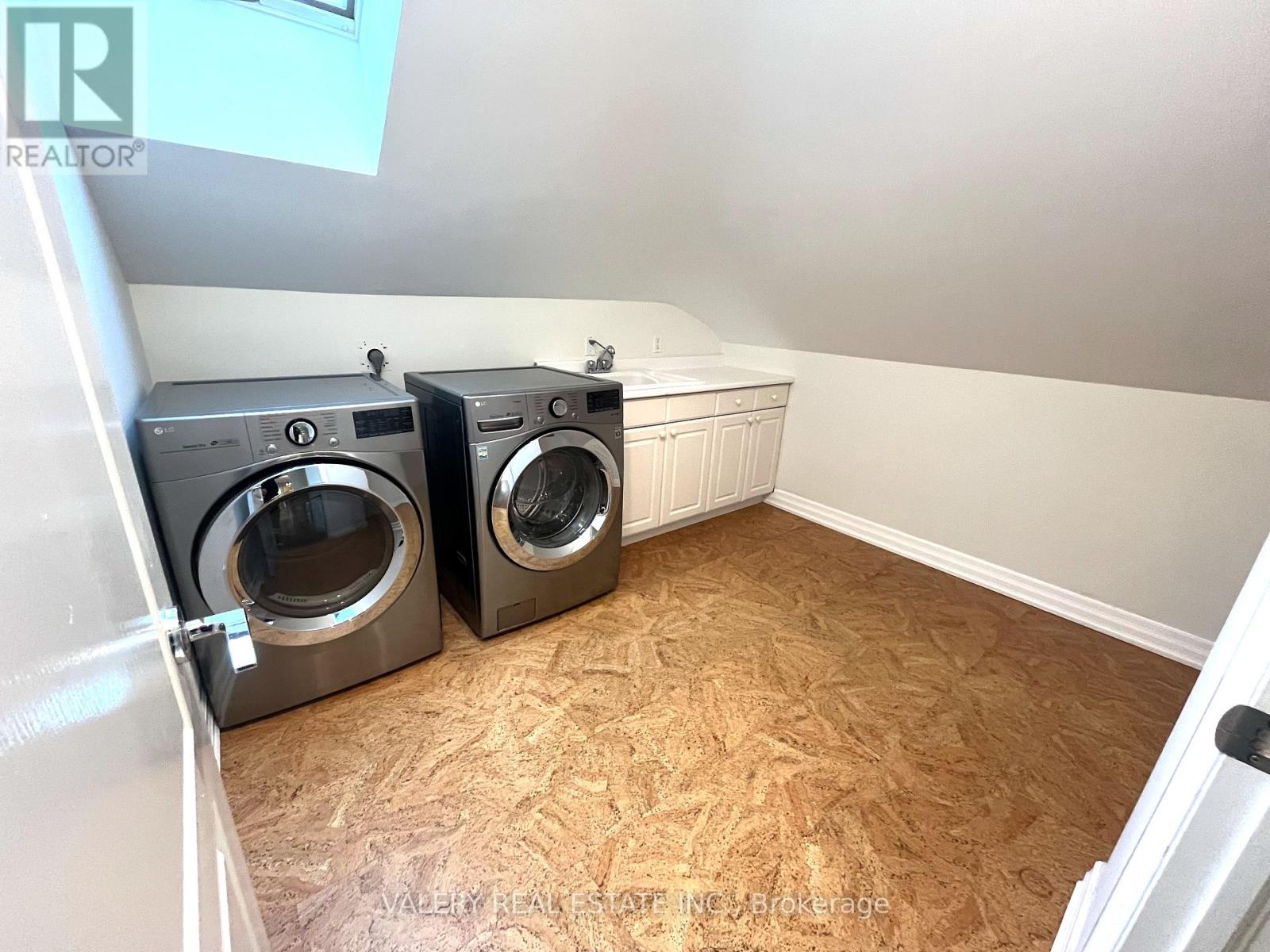 32 Belvedere Drive, Oakville, Ontario  L6L 4B6 - Photo 17 - W12910836