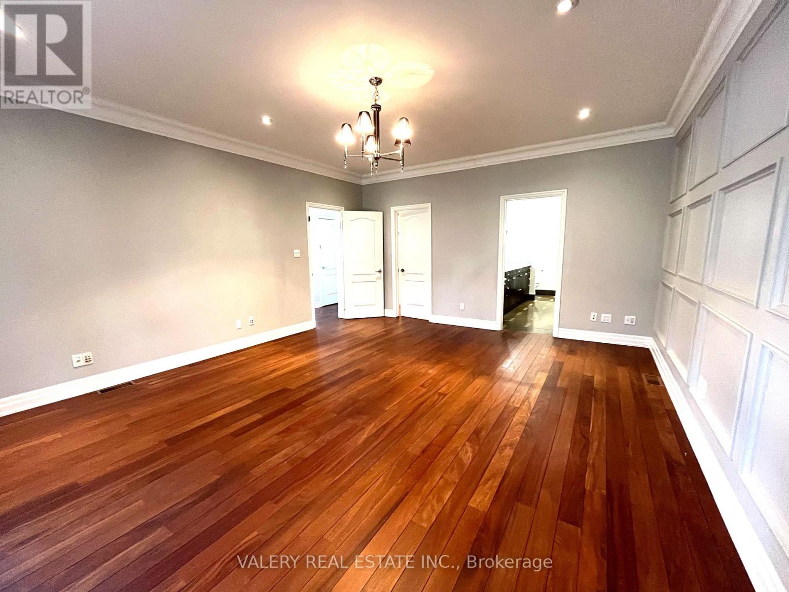 32 Belvedere Drive, Oakville, Ontario  L6L 4B6 - Photo 2 - W12910836