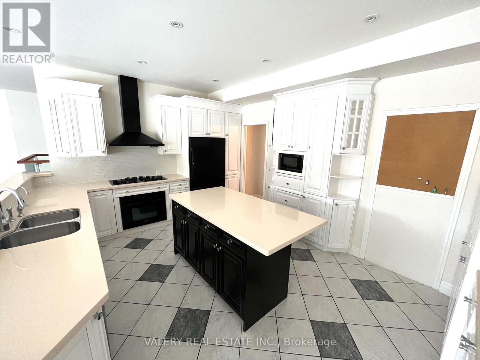 32 Belvedere Drive, Oakville, Ontario  L6L 4B6 - Photo 4 - W12910836