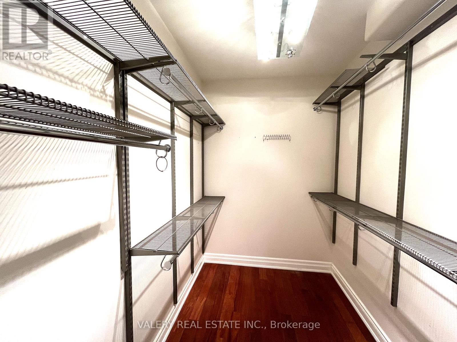 32 Belvedere Drive, Oakville, Ontario  L6L 4B6 - Photo 6 - W12910836