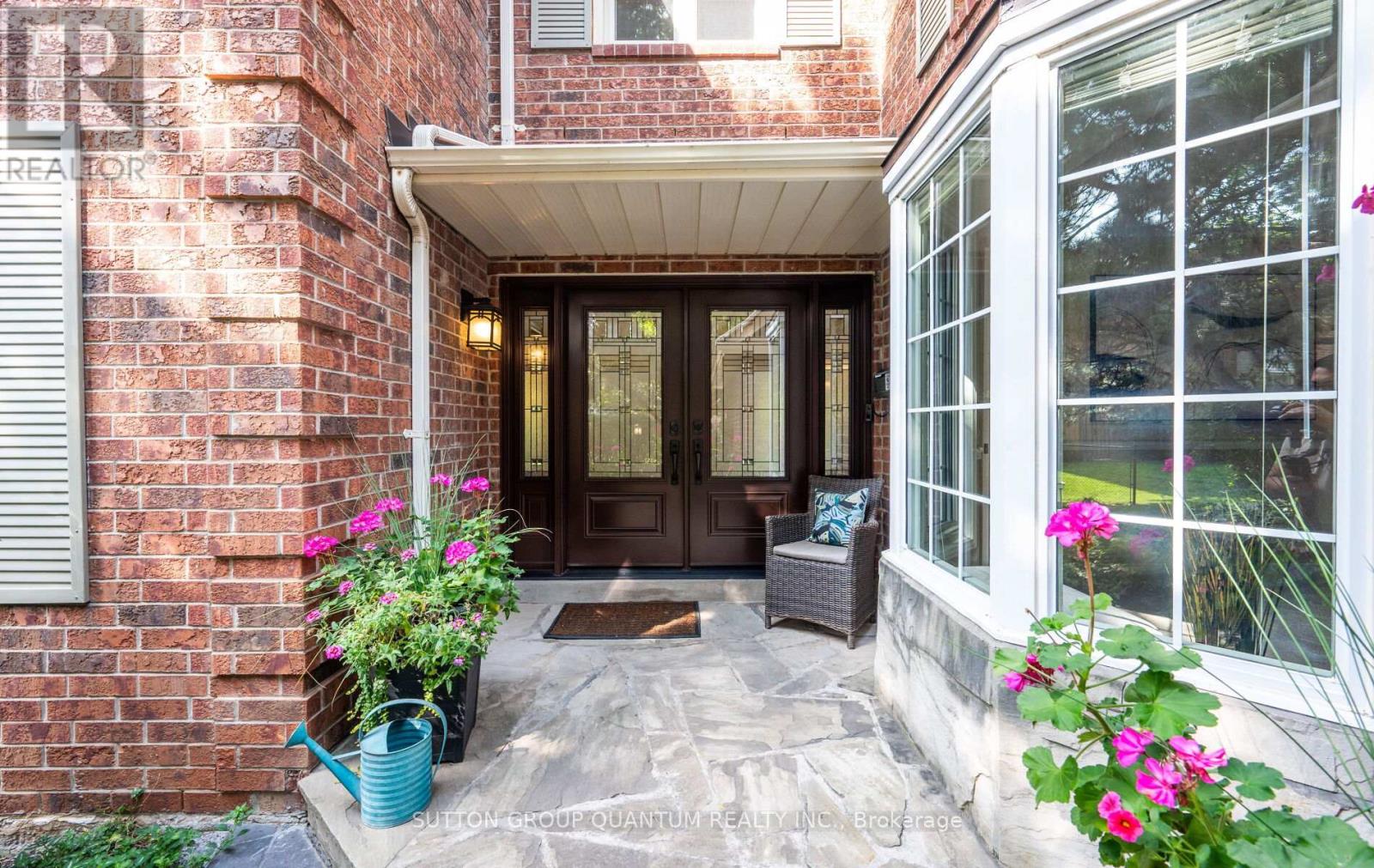 4008 Powderhorn Court, Mississauga, Ontario  L5L 3C4 - Photo 3 - W12910880