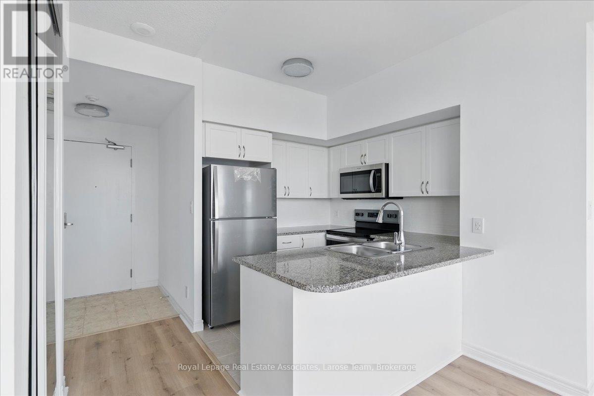 3701 - 208 Enfield Place, Mississauga, Ontario  L5B 0G8 - Photo 5 - W12910916