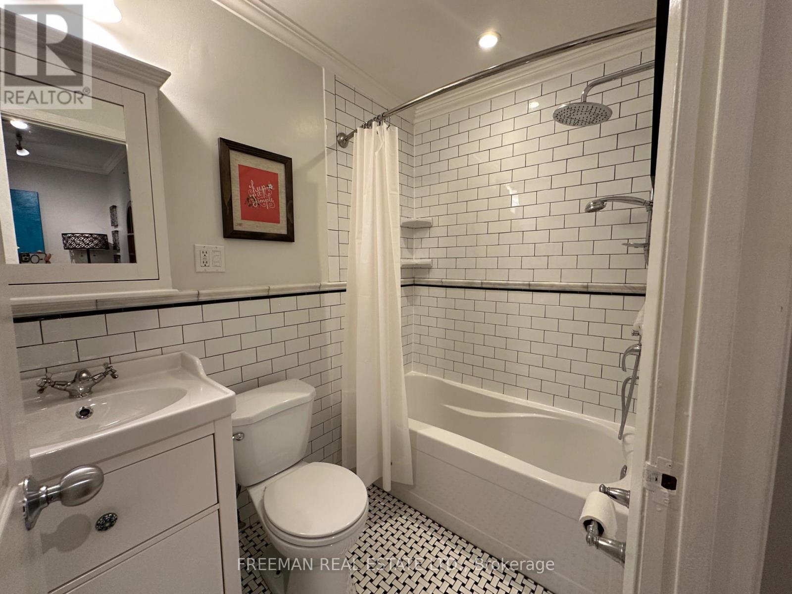 3 - 234 Indian Grove, Toronto, Ontario  M6P 2H4 - Photo 12 - W12910952