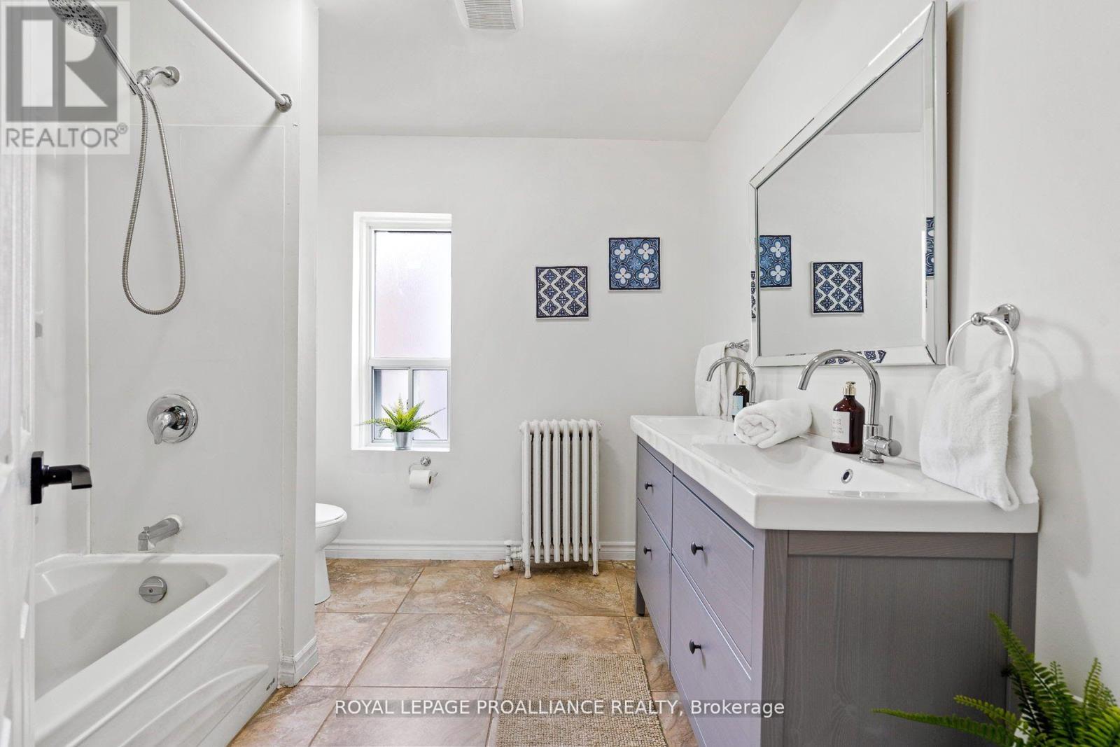 Upper - 5654 Desson Avenue, Niagara Falls, Ontario  L2G 3T2 - Photo 13 - X12911192