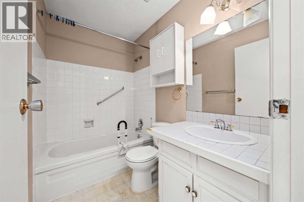 151 Deerview Court Se, Calgary, Alberta  T2J 6B6 - Photo 11 - A2292961