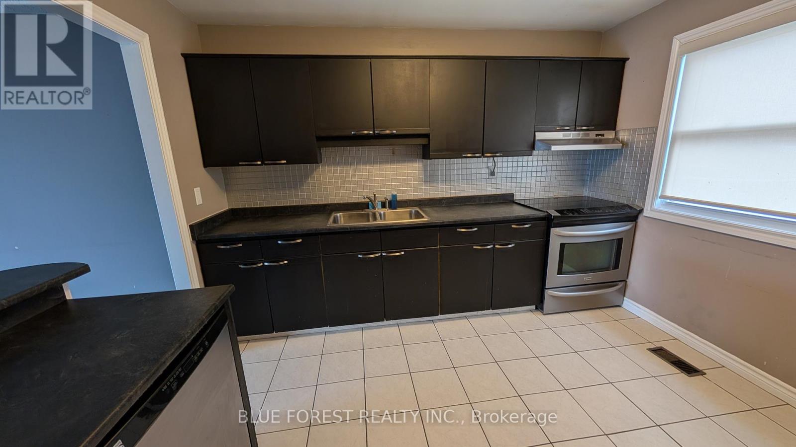 Photo 3 of 22 for 8 - 710 Wonderland Road S