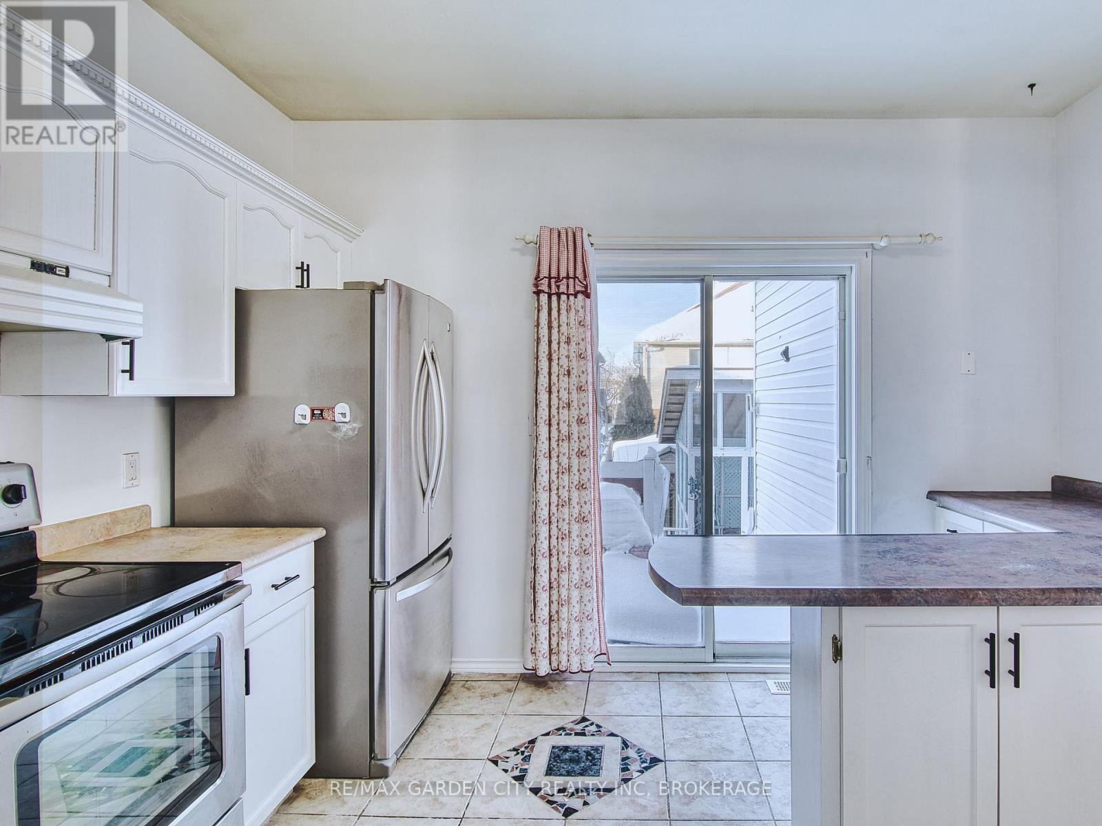 11 Cozocar Crescent, St. Catharines (Rykert/vansickle), Ontario  L2S 3Y5 - Photo 13 - X12911098