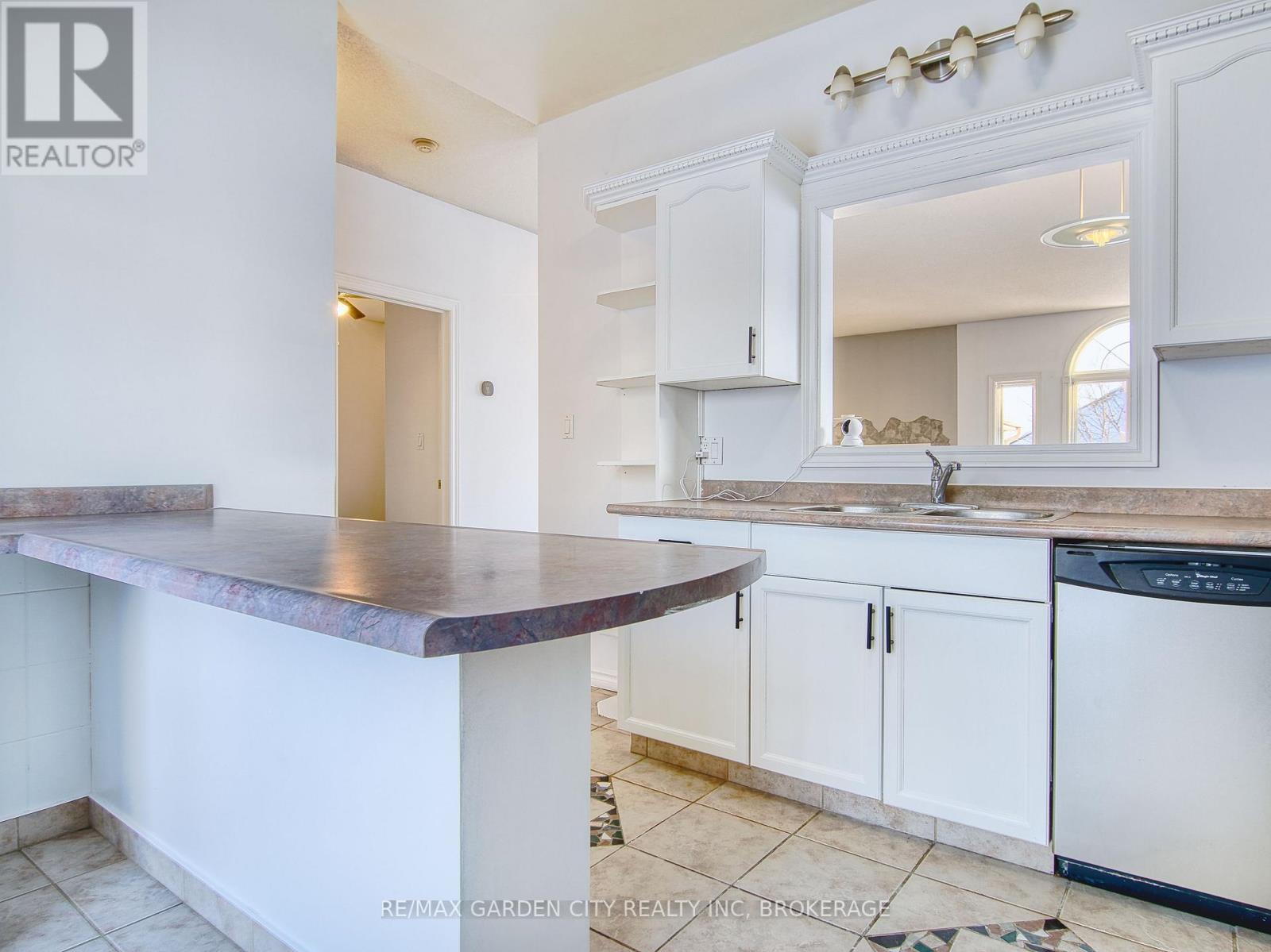 11 Cozocar Crescent, St. Catharines (Rykert/vansickle), Ontario  L2S 3Y5 - Photo 15 - X12911098