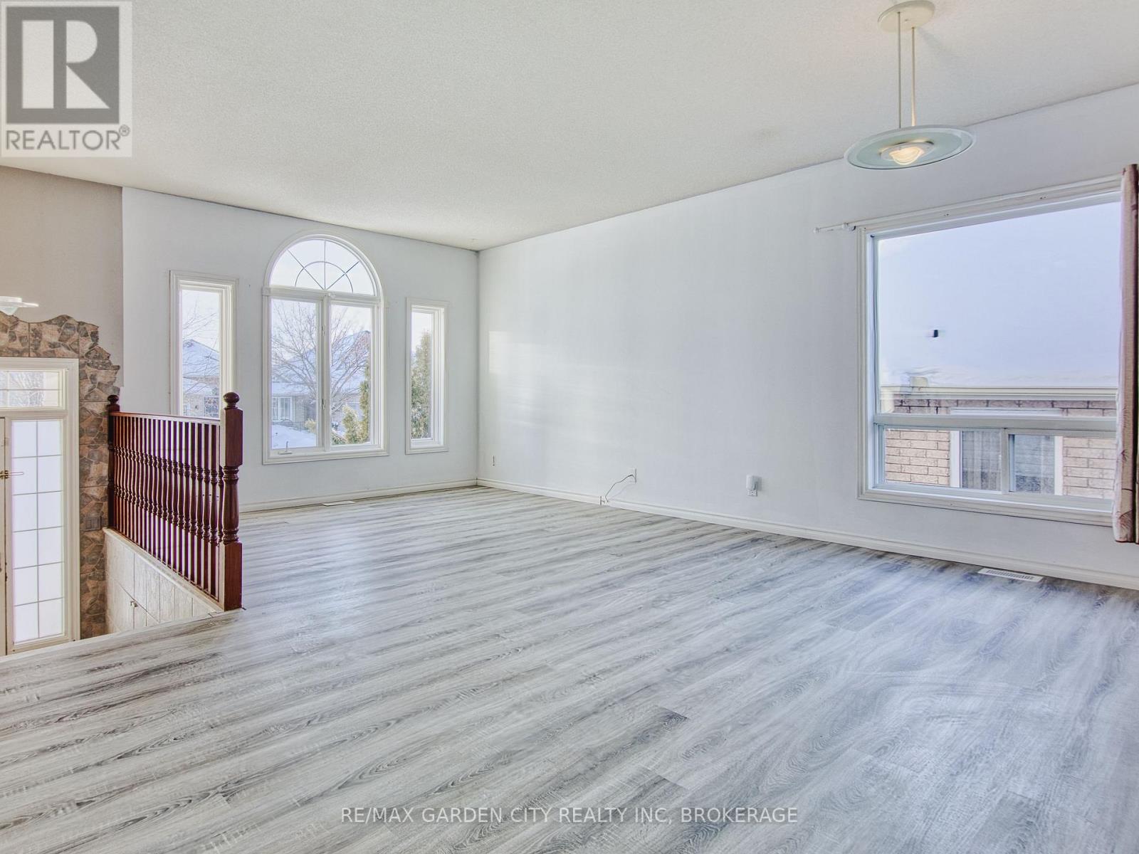 11 Cozocar Crescent, St. Catharines (Rykert/vansickle), Ontario  L2S 3Y5 - Photo 8 - X12911098