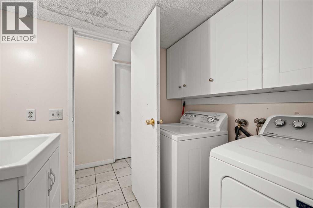 124 Berkley Way NW, Calgary, Alberta  T3K 1B6 - Photo 10 - A2292381