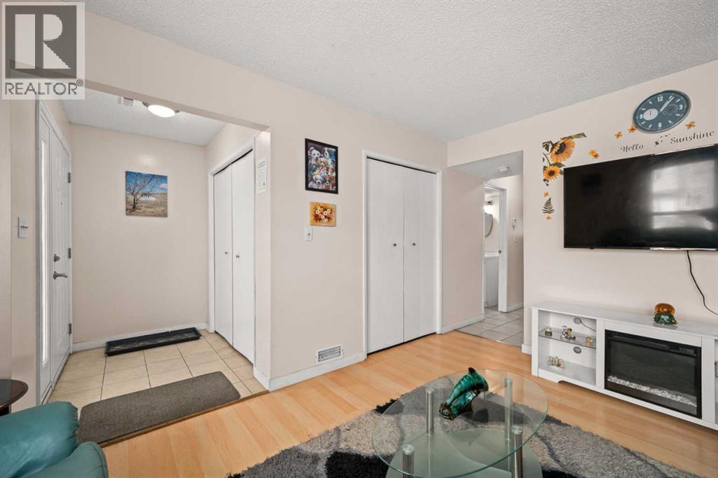 124 Berkley Way NW, Calgary, Alberta  T3K 1B6 - Photo 3 - A2292381