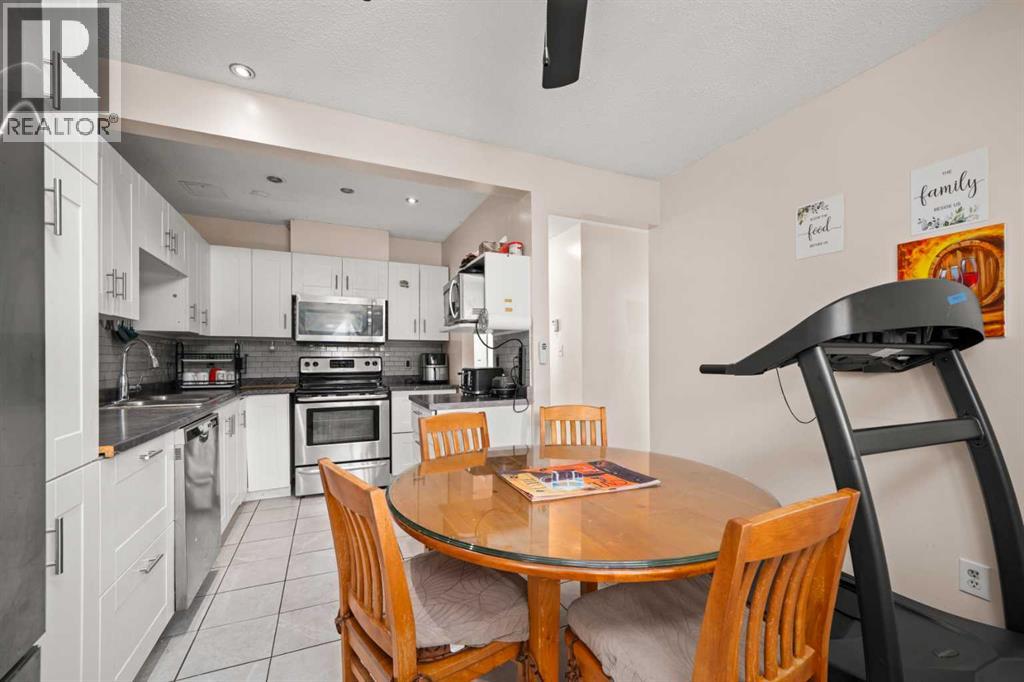 124 Berkley Way NW, Calgary, Alberta  T3K 1B6 - Photo 7 - A2292381